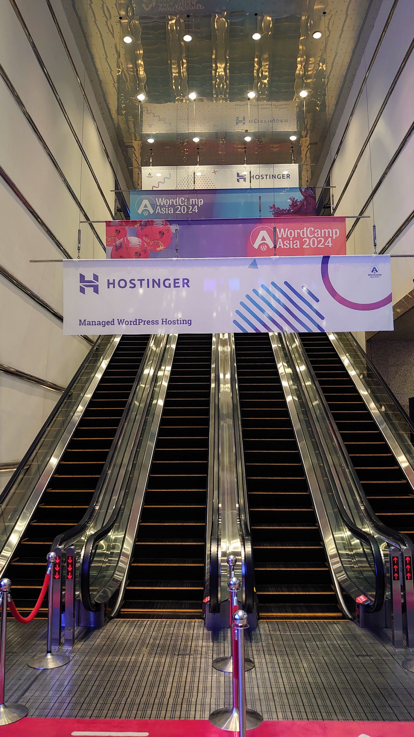Sponsor add-ons - Hanning banners on escalators - two for Hostinger